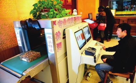 在专业透视仪(X光机)前，含铁虫草立即原形毕露。