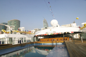 　　邮轮上的游泳池