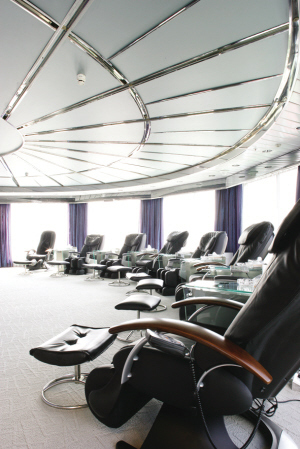 　　“中华之星”内部的休息大厅