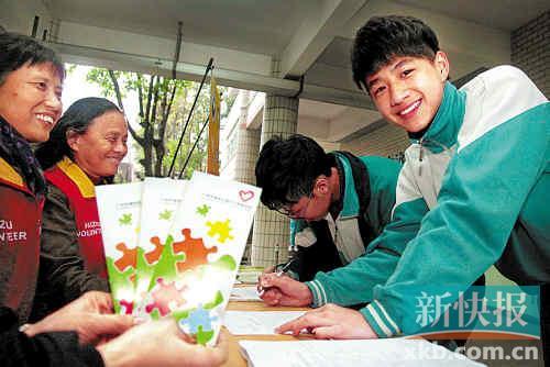 2月29日，海珠区禁毒先锋行动首次走进中学，并成立校园宣传志愿服务队。 新快报记者 夏世焱/摄