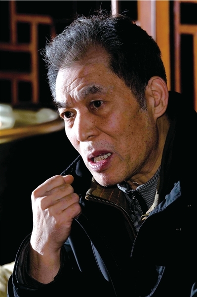 　　<b>梁晓声接受本报专访。本报记者吴平摄</b>