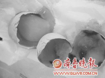 　吴女士刚买回家的鸡蛋里有2个已经坏了。　记者 鞠平 摄