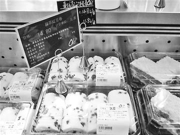 　　蔓越莓蛋卷原价14.8元，优惠价11.8元。但是收银台却是按原价结算的。 记者张丹丹 实习生石晓丹 摄