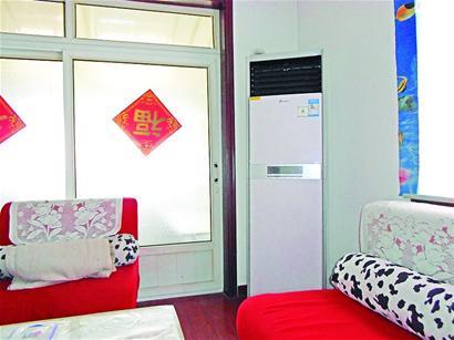 　　张女士购买的志高牌柜式空调。(崔云飞 摄)