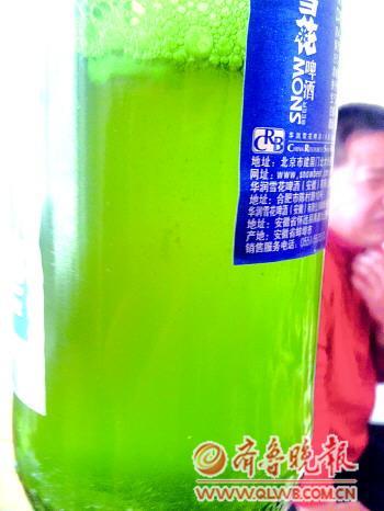 　　瓶口破损处为老伤，瓶内啤酒含大量白色沉淀。