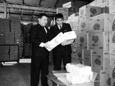 　　检验检疫人员在检查纸尿裤