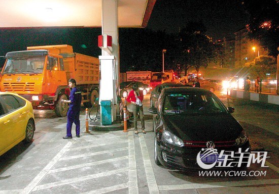 　　■19日晚，员村某加油站，众多车主排队加油。