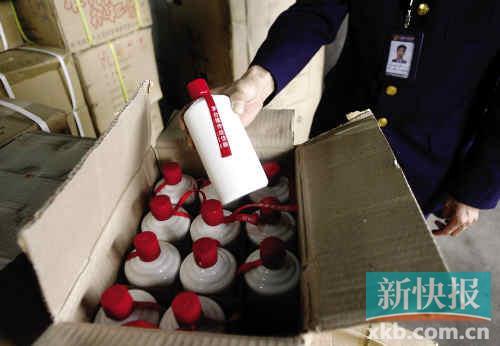　　■现场查获的没有贴标签的酒。