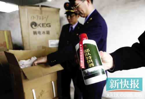 　　■工商执法人员查获多箱“部队特供酒”。