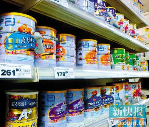 超市货架上仍然有雅培奶粉售卖。周龙凤/摄