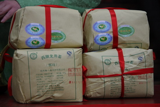 　　张一元公司董事长王秀兰提醒消费者选购正宗西湖龙井茶认准“原产地标签”及“西湖龙井证明标签”。