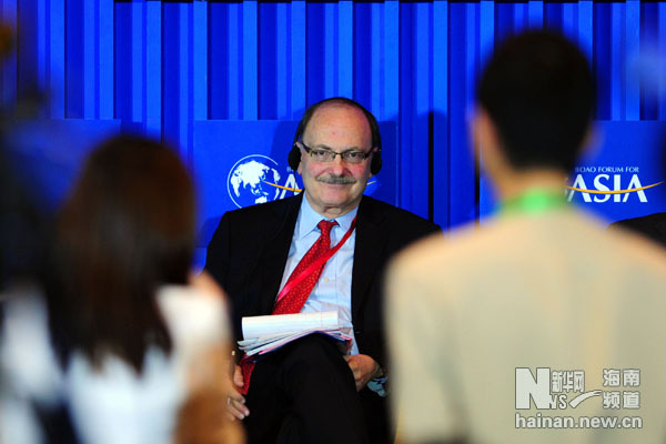 　　4月2日，约翰斯·霍普金斯大学东亚研究中心主任肯特·考尔德在发言。