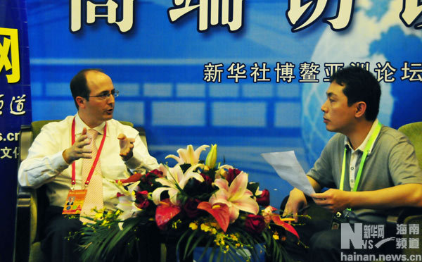 　　丹佛斯中国总裁托马斯(左)在博鳌亚洲论坛接受新华网专访 新华网 黄丹 摄