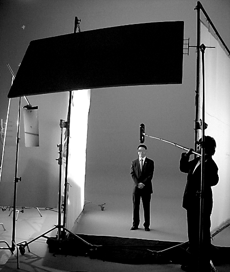 　　某企业家在影棚内进行拍摄 资料图