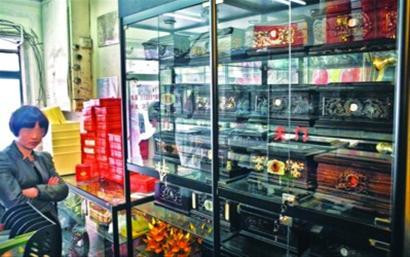 　　□街边的殡葬用品店往往还充当“一条龙”公司报料人的角色