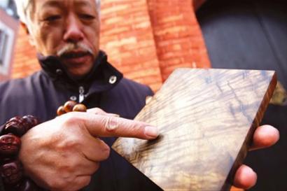 　　上海市收藏协会会长吴少华介绍如何识别金丝楠木 晨报记者 殷立勤 本版图片