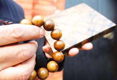 　　上海花鸟市场所售金丝楠木手珠多为假货