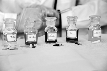 　　5个离体牙在5种不同饮料里浸泡10天后，牙齿发生了不同变化。