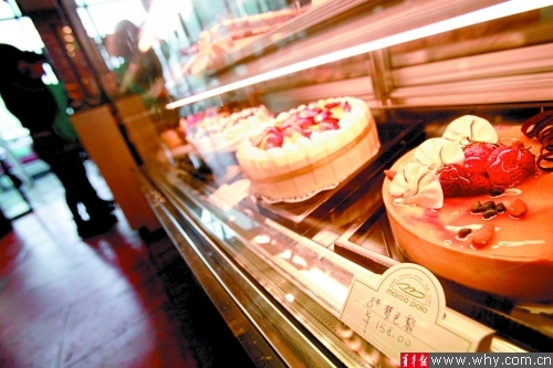 南京西路石门一路口的马哥孛罗，用“8#”来标示蛋糕的尺寸。 本报见习记者 丁嘉 摄