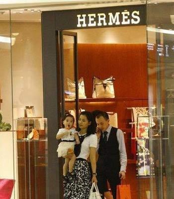 刘涛带女儿逛奢侈品店