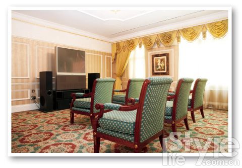 　　<b>总统套也有“私人影院”</b>