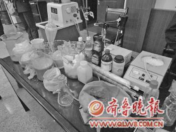 　　◥警方展示制毒团伙制造冰毒的设备和化学品。　　　　本报记者 廖雯颖 摄
