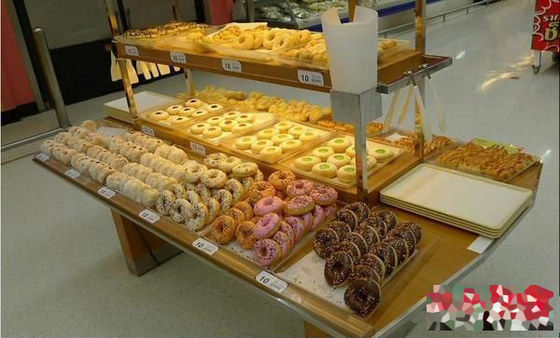 甜甜圈 10铢一个，100人民币可以买47个。