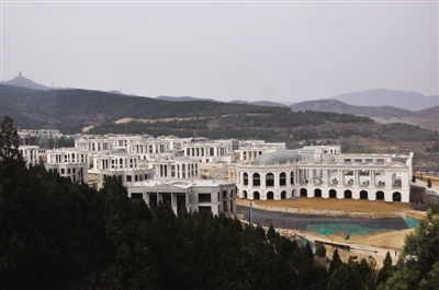 　　记者沿门头沟区永定镇万佛堂上山走了15分钟，在一个不起眼的山坡下才发现中骏绿洲庄园的身影。实习生 杨程晨 摄