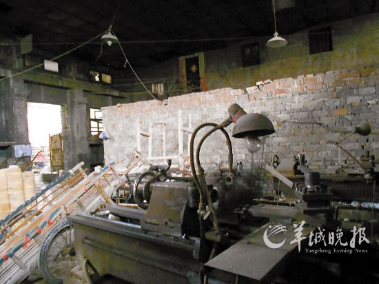 　景德镇十大国营瓷厂之一的光明瓷厂厂房里，当年留下的机器已经荒废了近十年。蒋铮 摄