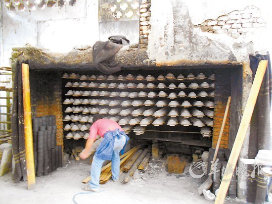 景德镇瓷器规模生产已退化成手工小作坊。蒋铮 摄