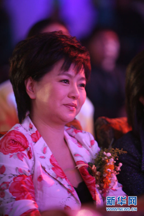 　　央视主持人：鞠萍，月薪20万，工资化妆费1万每月特殊补贴2万