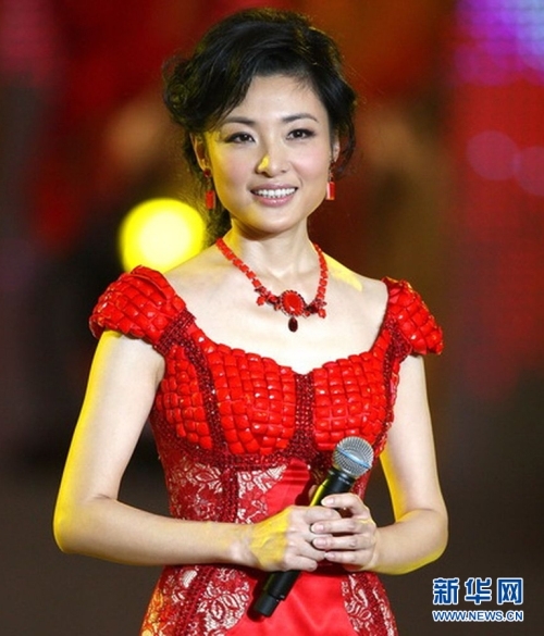 　　薪资最高央视女主持：周涛，月薪22万，中级级别，工资1万化妆费18万津贴。