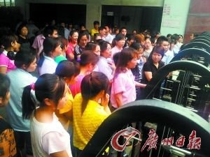 　　工人们希望厂方能给个说法。