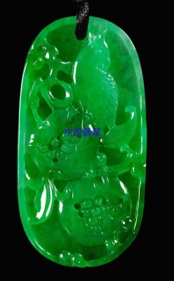 　　精品老坑翠绿满色翡翠玉佩——榴开百子 图片来源：中国翡翠
