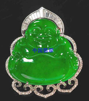 　　精品老坑翠绿满色翡翠玉佩——弥勒佛　图片来源：中国翡翠