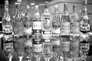 　　宁凤莲收藏的部分上世纪70年代和80年代吉林地产白酒