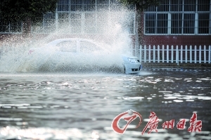 水浸街时汽车很受伤   记者龙成通 摄