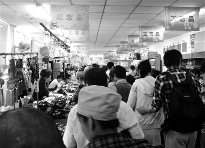 购物 在玉器城吃完午餐后，导游又带游客到果脯商场购买烤鸭等食品。