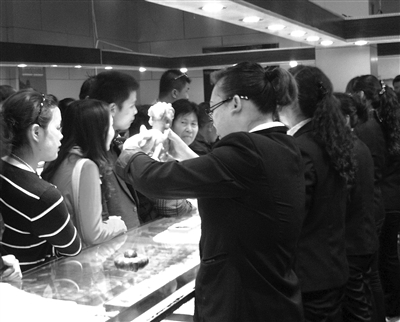 买玉 圣德仟禧玉器城内，游客买完“玉器”可现场鉴定“认证”，工本费5元/件。