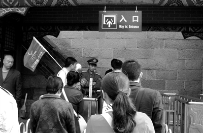 游览 报团时，业务员称线路包括八达岭长城，但实际途中去的是水关长城。