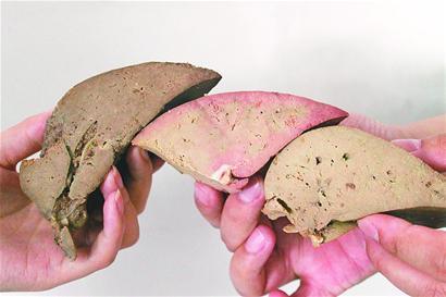 记者试验发现，三种猪肝只有得利斯猪肝(中间)颜色不纯，浅灰色中掺杂着粉红色。(本报记者 汤启卫 摄)