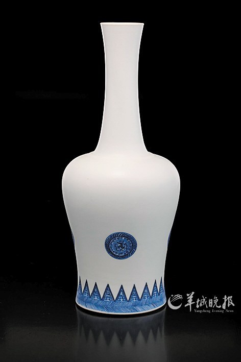 清康熙 青花团花锯齿纹摇铃尊 　　(中国嘉德春拍上拍)