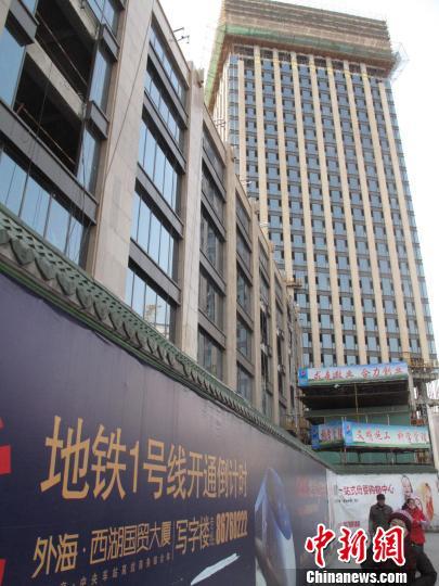  杭州“最牛烂尾楼”命运多舛，身处黄金地段却一波多折，十三年仍未全面完工。徐乐静摄