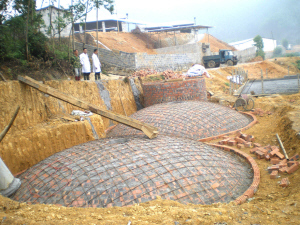 养猪场外在建的沼气池