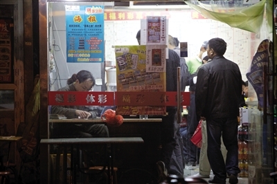 4月28日傍晚，北京一家不大的彩票站内挤满了彩民。A08-A09版摄影 新京报记者 周岗峰