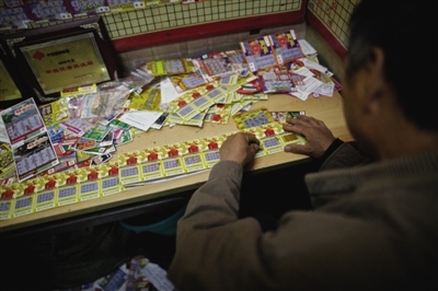 4月28日，一名农民工彩民买了一整本刮刮卡。