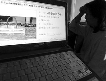 　　爱马仕皮包及小票网上均有出售 本版图片均为晚报 王浩然 现场图片