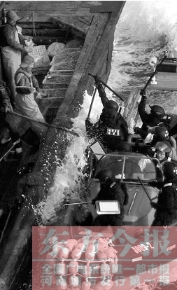 中国船员与企图登船的韩国海警发生冲突