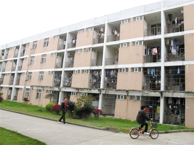 4月12日，武汉东湖高新区茅店学生公寓，据介绍该楼已建成十多年。目前被“贴牌”为去年开建的保障房项目。A12-A13版摄影/新京报记者 杨万国