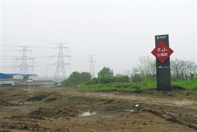 4月15日，花山镇，这里是湖北省保障房示范基地。目前工程进行中，多数还处于大坑状态。